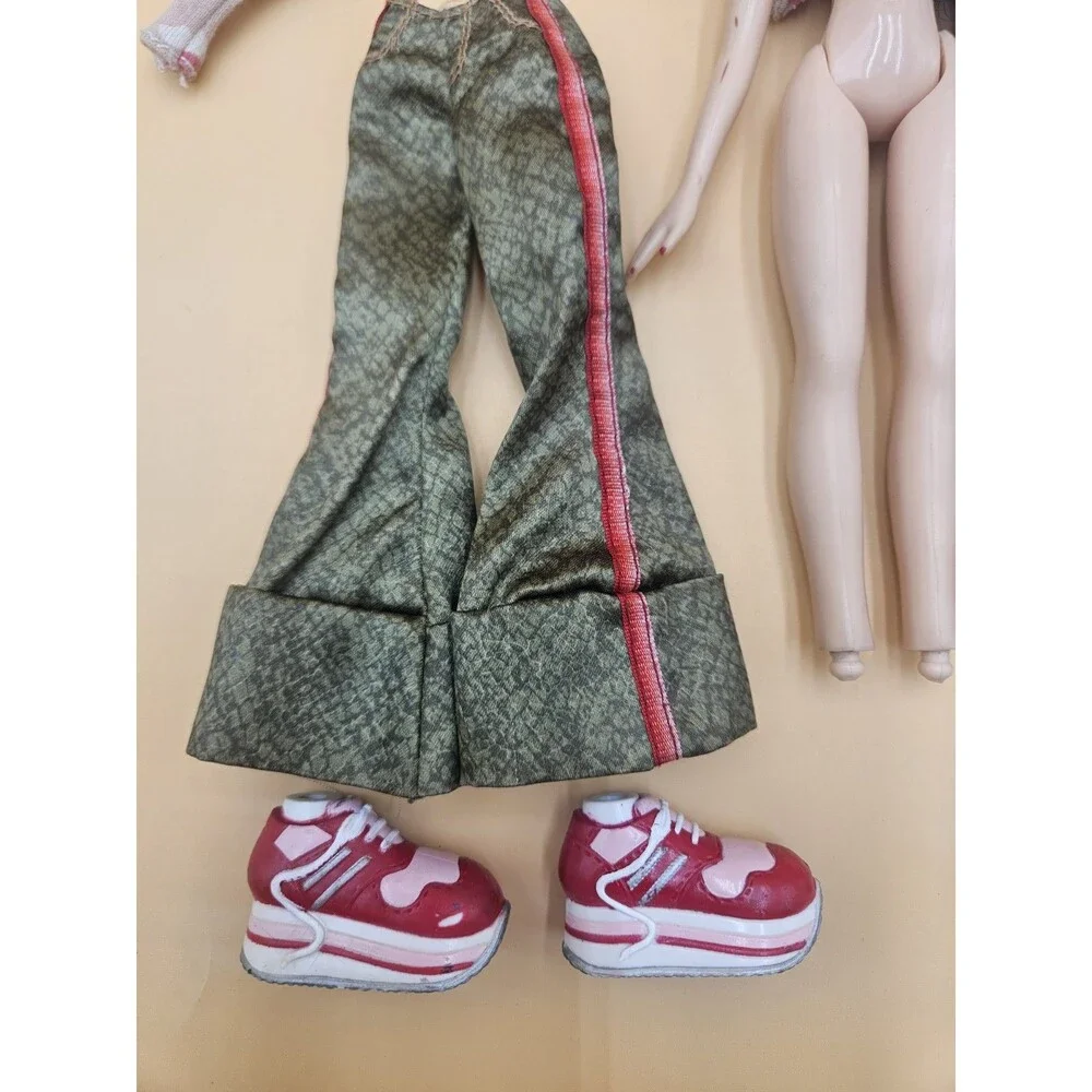 Bratz Black Hair Fashion Doll Lot w/ 2 Outfits, Platform Shoes & Bag Y2K 2000s